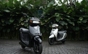 Kinetic DX electric scooter in silver color with classic design