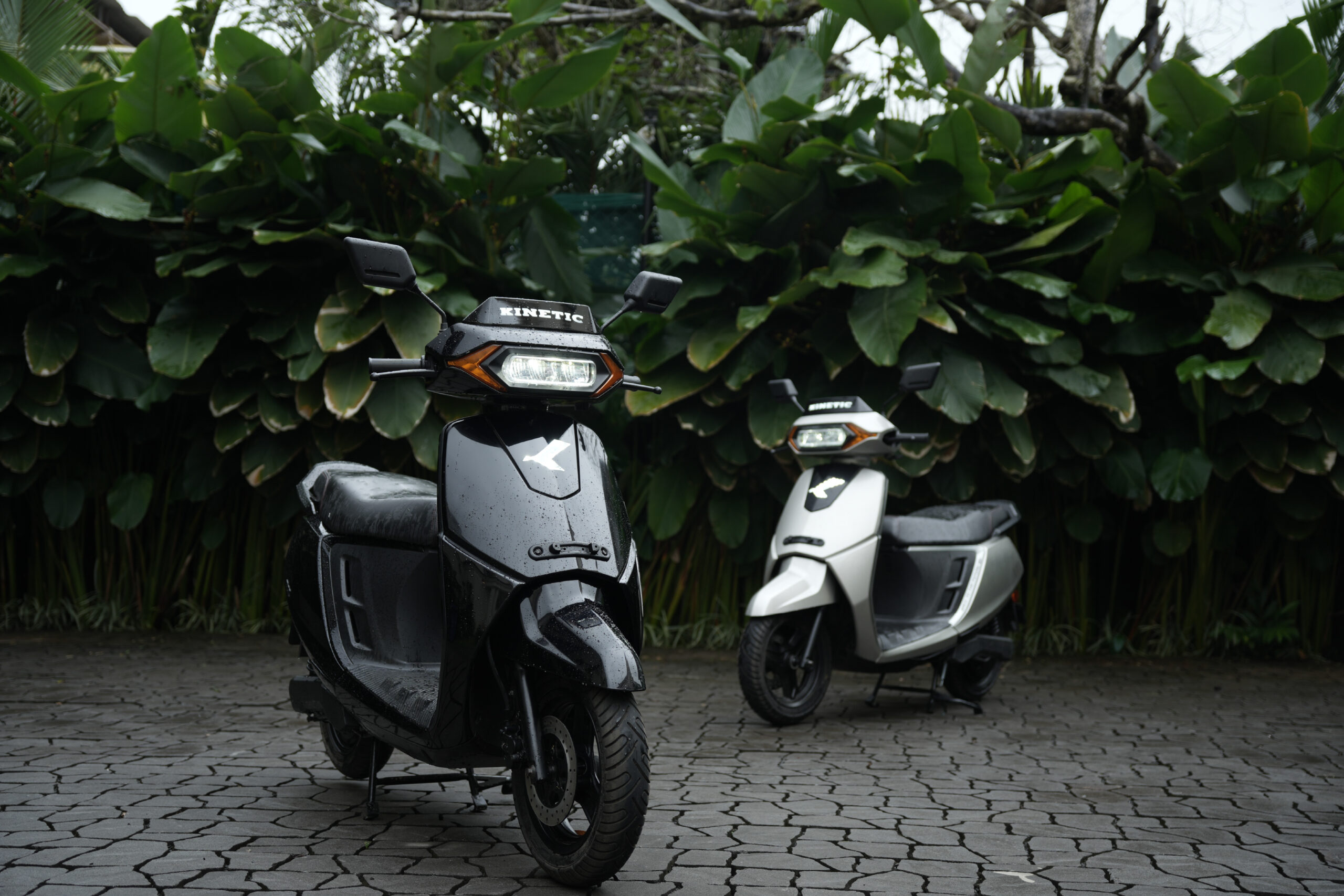Kinetic DX electric scooter in silver color with classic design